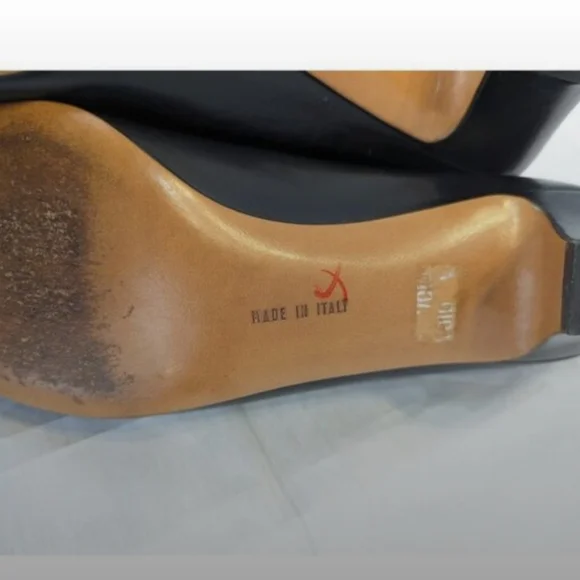 Salvatore Ferragamo Size 7 AA Slim Fit Black Leather Pumps Heels Women Vintage - Picture 8 of 9